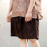 Coffee-colored loose-fitting checkered shorts with a five-part suit design