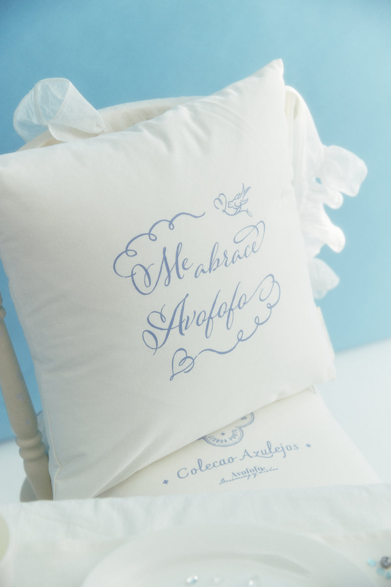 Azulejo Collection me abrace lettering print cushion