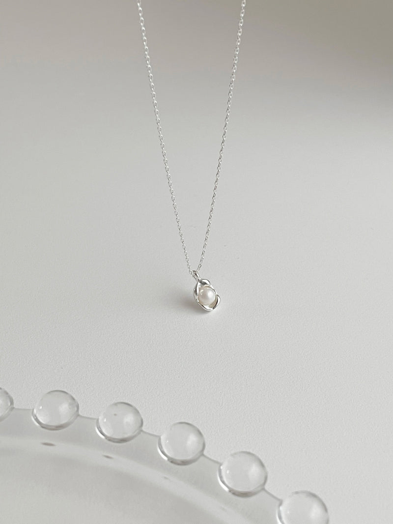 Innocent pearl shell necklace