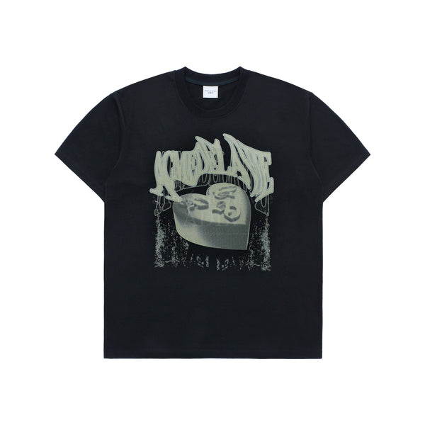 [24SS] メタルシンボルケーキアートワークショートスリーブTシャツ（ブラック）