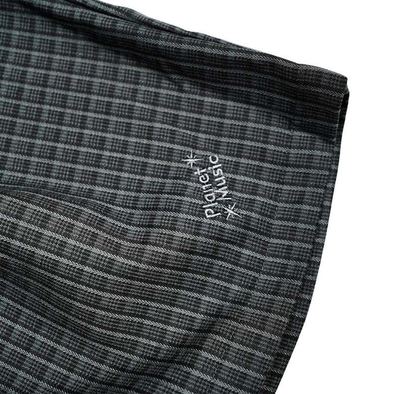Charcoal gray loose-fitting checkered shorts with a five-part suit design