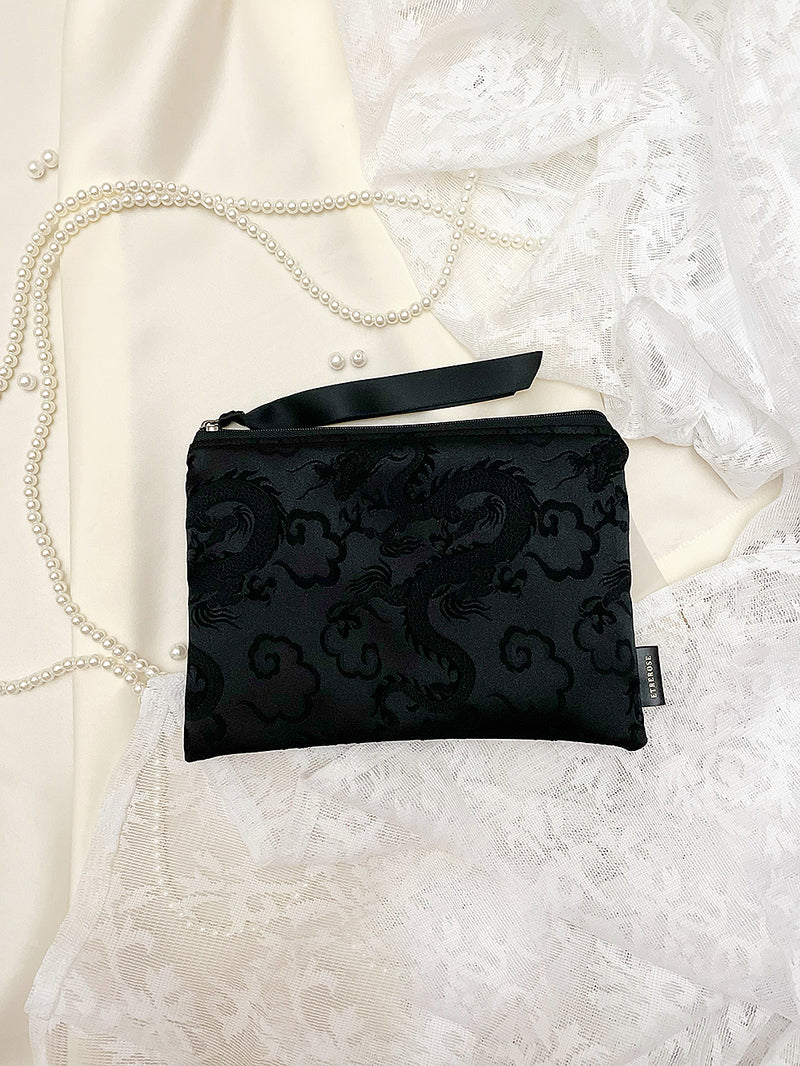 ドラゴン刺繍サテンジップポーチ (M/2Color) / Dragon Broderie Satin Zip-pouch (M/2Color)