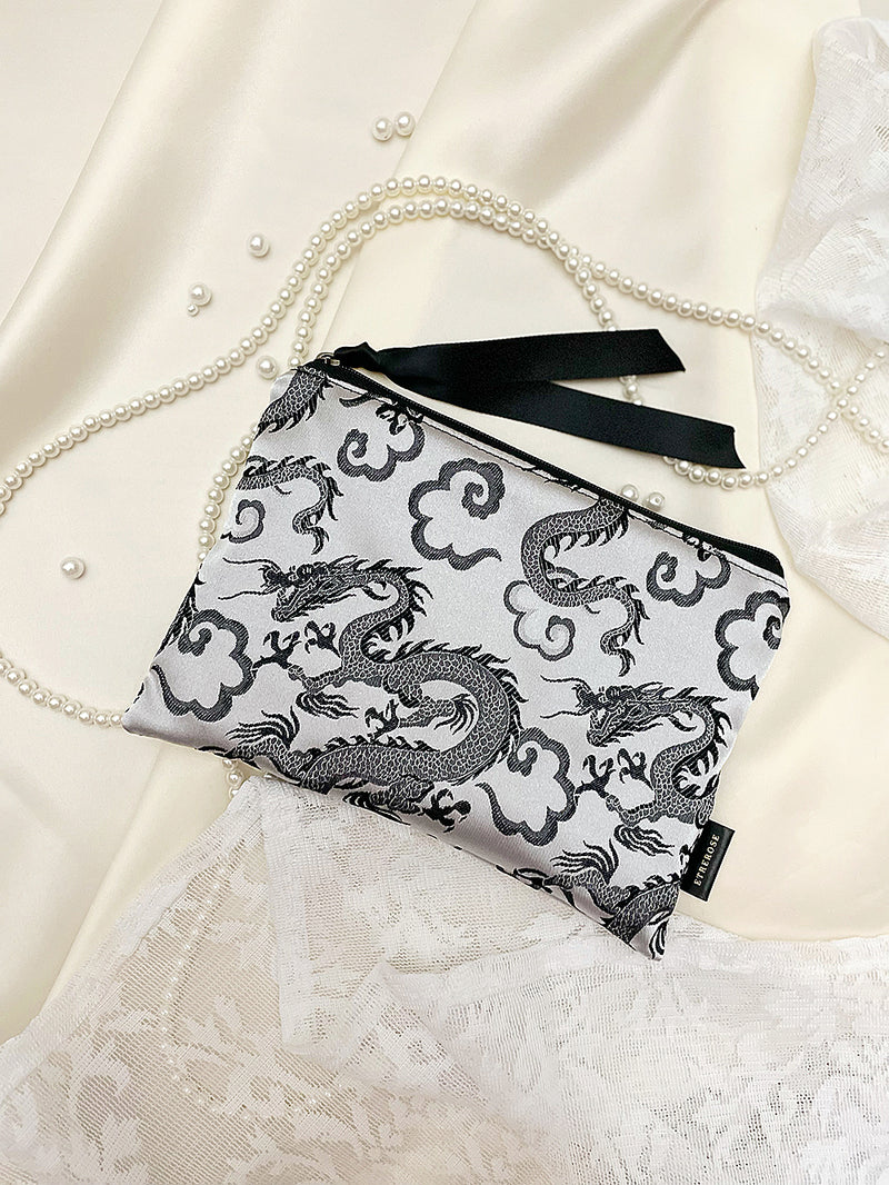 ドラゴン刺繍サテンジップポーチ (M/2Color) / Dragon Broderie Satin Zip-pouch (M/2Color)