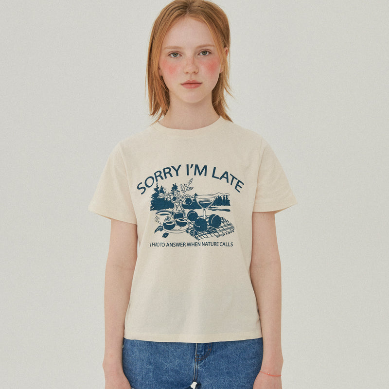 ソーリーアイムレイトグラフィックTシャツ / SORRY I'M LATE GRAPHIC T-SHIRT_BEIGE