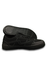 イクイップオールブラックスニーカー /  Equip All Black Sneakers