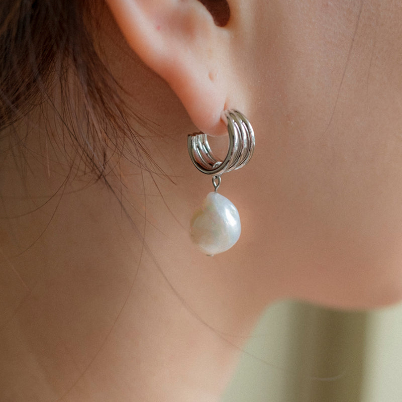 [Jessica] 3 line curve pearl and knitball earring (6595716513910)