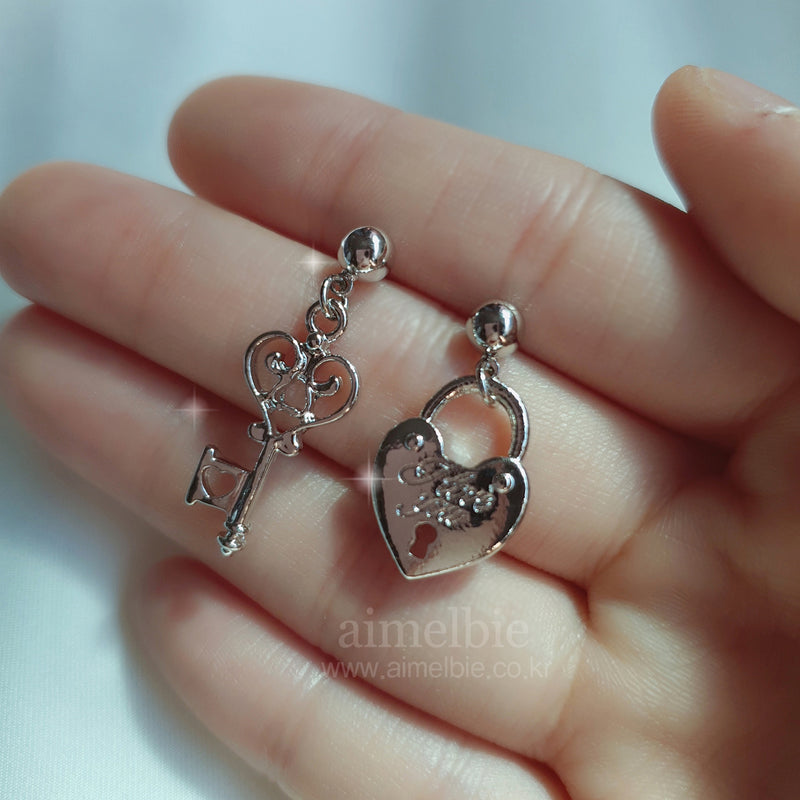 シルバーハートキーピアス / Silver Heart Key Piercing (STAYC Seeun, Sieun, Dreamcatcher Gahyun Piercing)