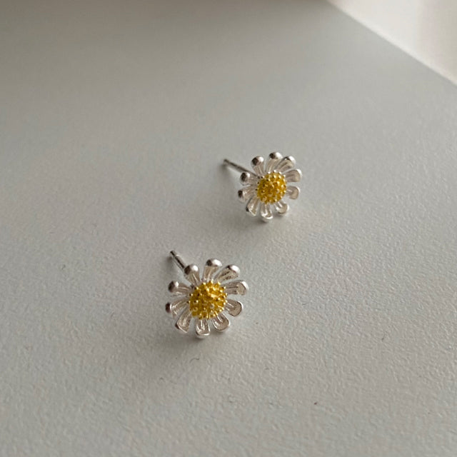 デイジーパステルフラワーポイントシンプルピアス / deii Silver 925 Daisy Pastel Flower Point Simple Earrings