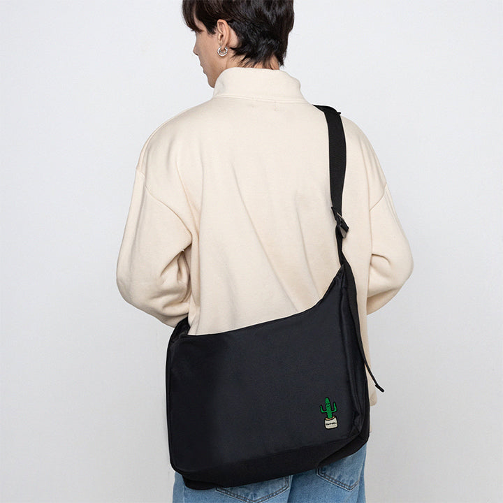 アクタス刺繍クロスカーブメッセンジャーバッグ / actus Embroidery Cross Curved Messenger Bag