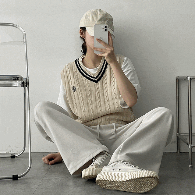 エンブロイダリーVニットベスト / Ils embroidered V-knit vest