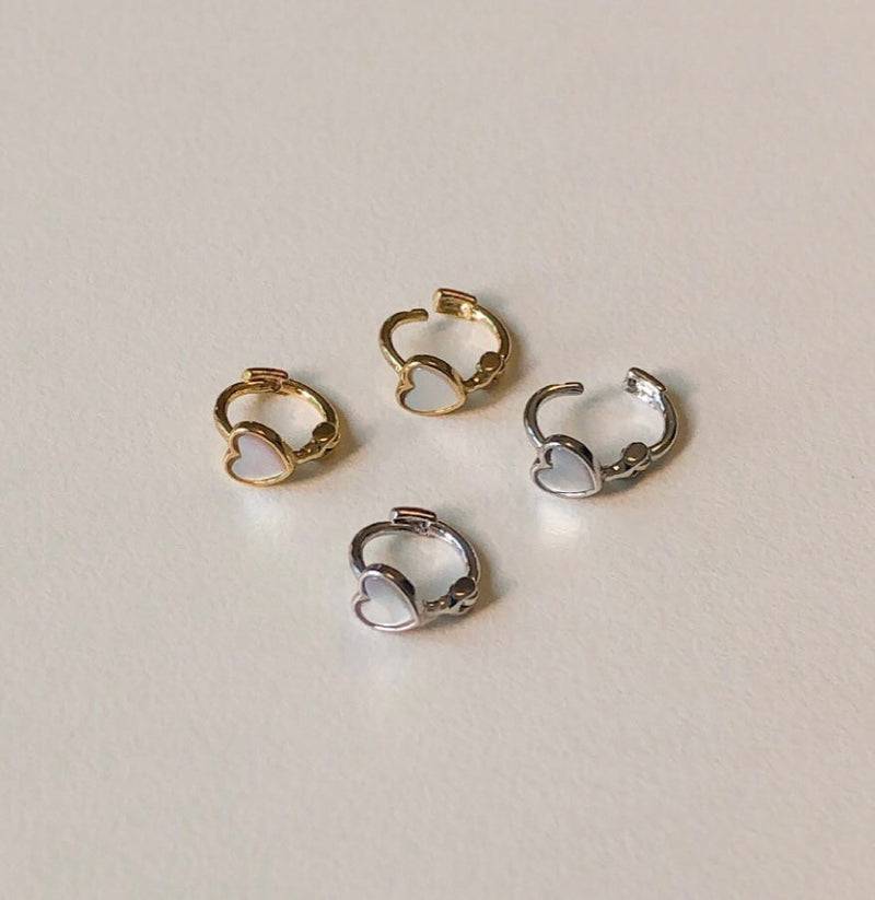 ワンタッチ ミニ ホワイト ハート ピアス / One-touch Mini White Heart Earrings (2 colors)