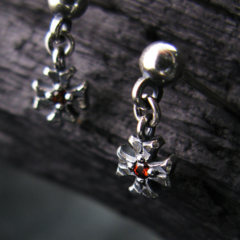 シャイニークロスD1ガーネットシルバーイヤリング / Shiny Cross-D1 Garnet silver earring (4595508772982)
