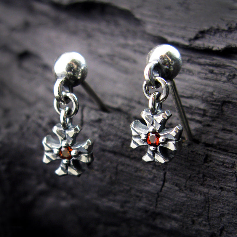 シャイニークロスD1ガーネットシルバーイヤリング / Shiny Cross-D1 Garnet silver earring (4595510345846)