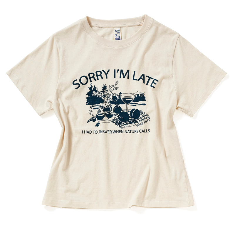 ソーリーアイムレイトグラフィックTシャツ / SORRY I'M LATE GRAPHIC T-SHIRT_BEIGE