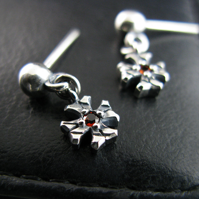 シャイニークロスD1ガーネットシルバーイヤリング / Shiny Cross-D1 Garnet silver earring (4595510345846)
