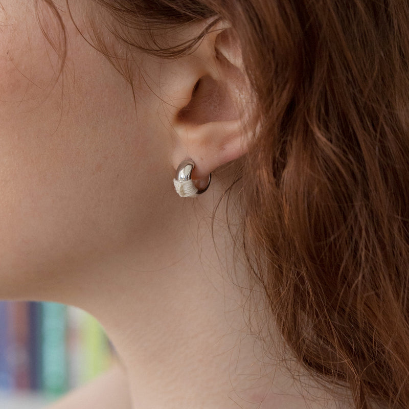 カラーポイントミニカーブピアス/Color point mini curve 'silver' earring (4colors)