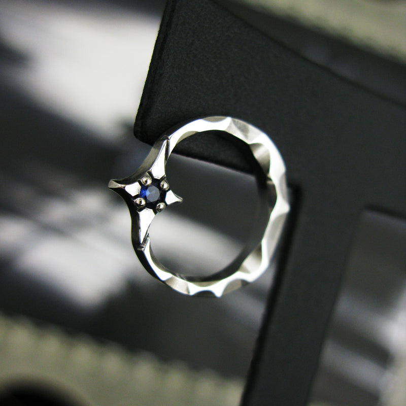 クレセントライトS1シルバースタッズイヤリング / Crescent light-S1 Blue Sapphire silver stud earring (4595528204406)