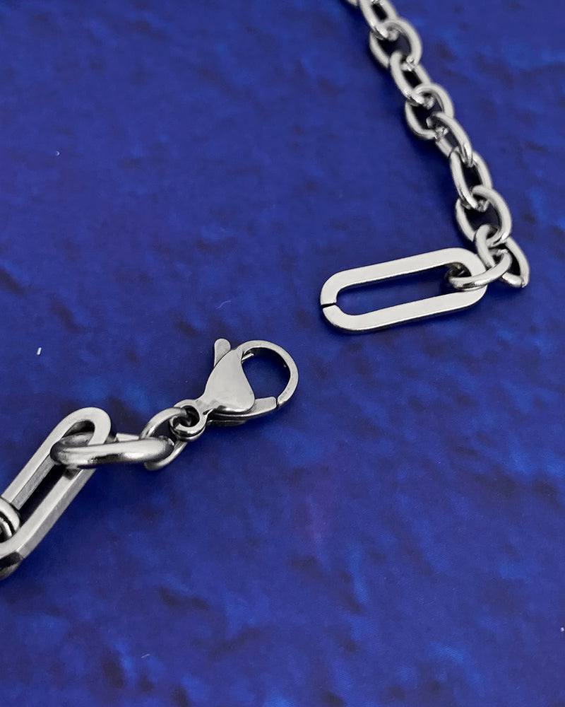 バーチャルスクエアチェインネックレス/a vertical square chain necklace