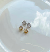 ワンタッチスノーフラワーピアス / One-touch Snow Flower Earrings (2 colors)