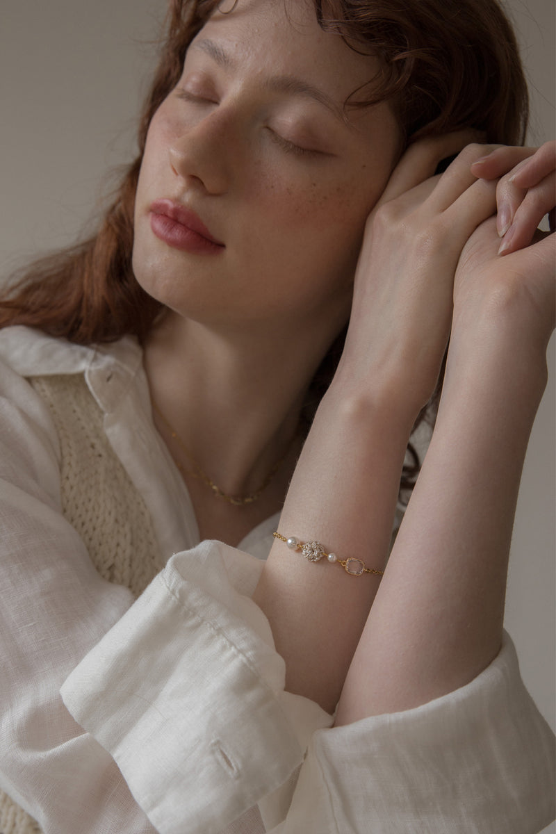 パールアンドクリスタルゴールドチェーンブレスレット/Pearl and crystal gold chain bracelet