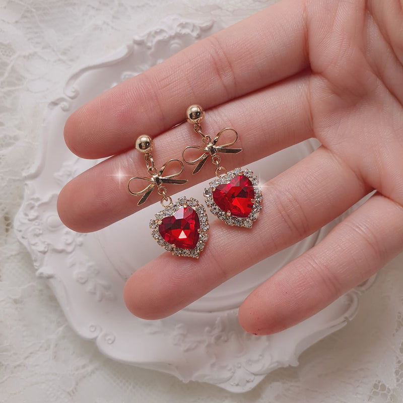 レッドハートアンドリボンイヤリング Red Heart and Ribbon Earring (Momoland Nayun Earri –  60% SIXTYPERCENT