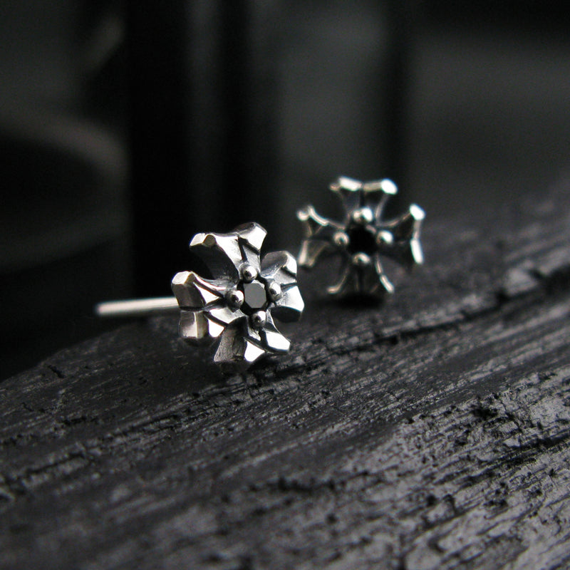 シャイニークロスS1ブラックスピネルシルバースタッズイヤリング / Shiny Cross-S1 Black Spinel silver stud earring (4595395887222)