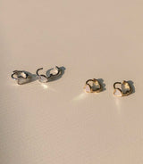 ワンタッチ ミニ ホワイト ハート ピアス / One-touch Mini White Heart Earrings (2 colors)
