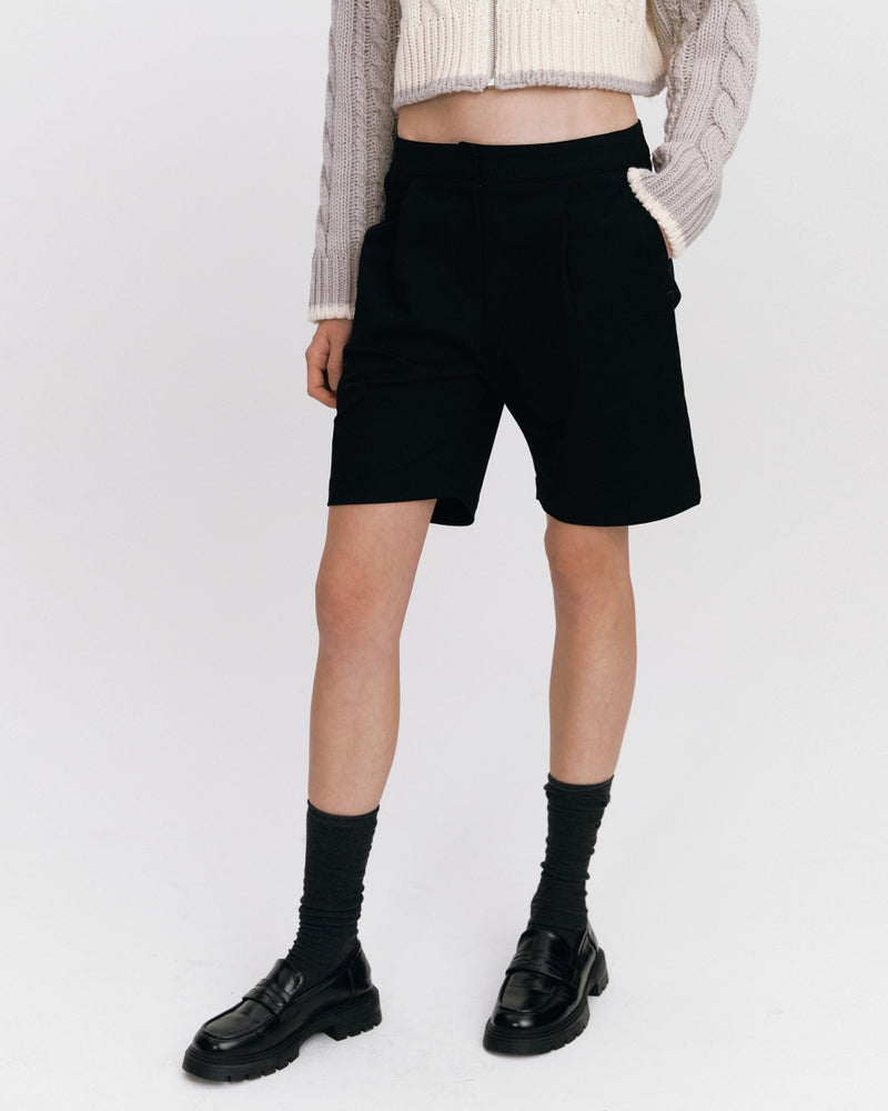 One-Tuck Bermuda Pants [BLACK]