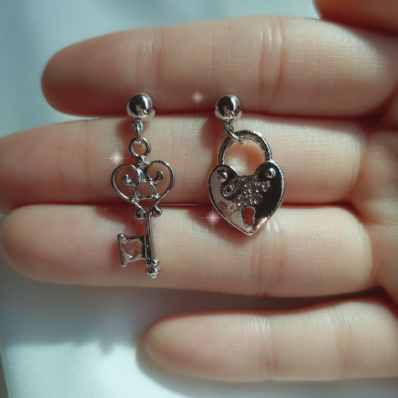 シルバーハートキーピアス / Silver Heart Key Piercing (STAYC Seeun, Sieun, Dreamcatcher Gahyun Piercing)