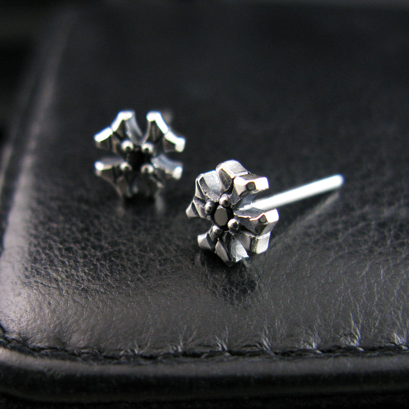 シャイニークロスS1ブラックスピネルシルバースタッズイヤリング / Shiny Cross-S1 Black Spinel silver stud earring (4595395887222)