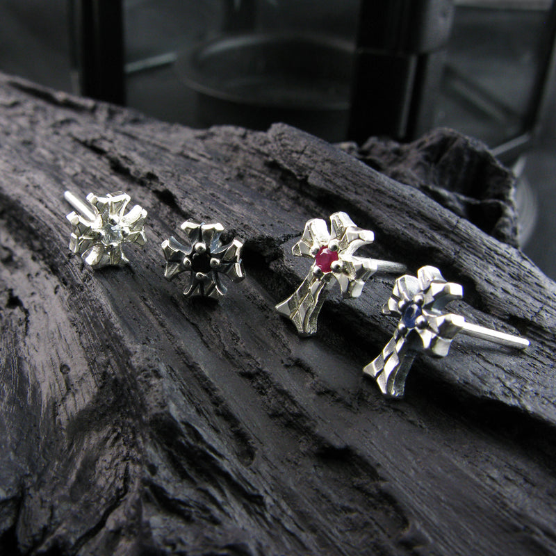 シャイニークロスS1ブラックスピネルシルバースタッズイヤリング / Shiny Cross-S1 Black Spinel silver stud earring (4595395100790)